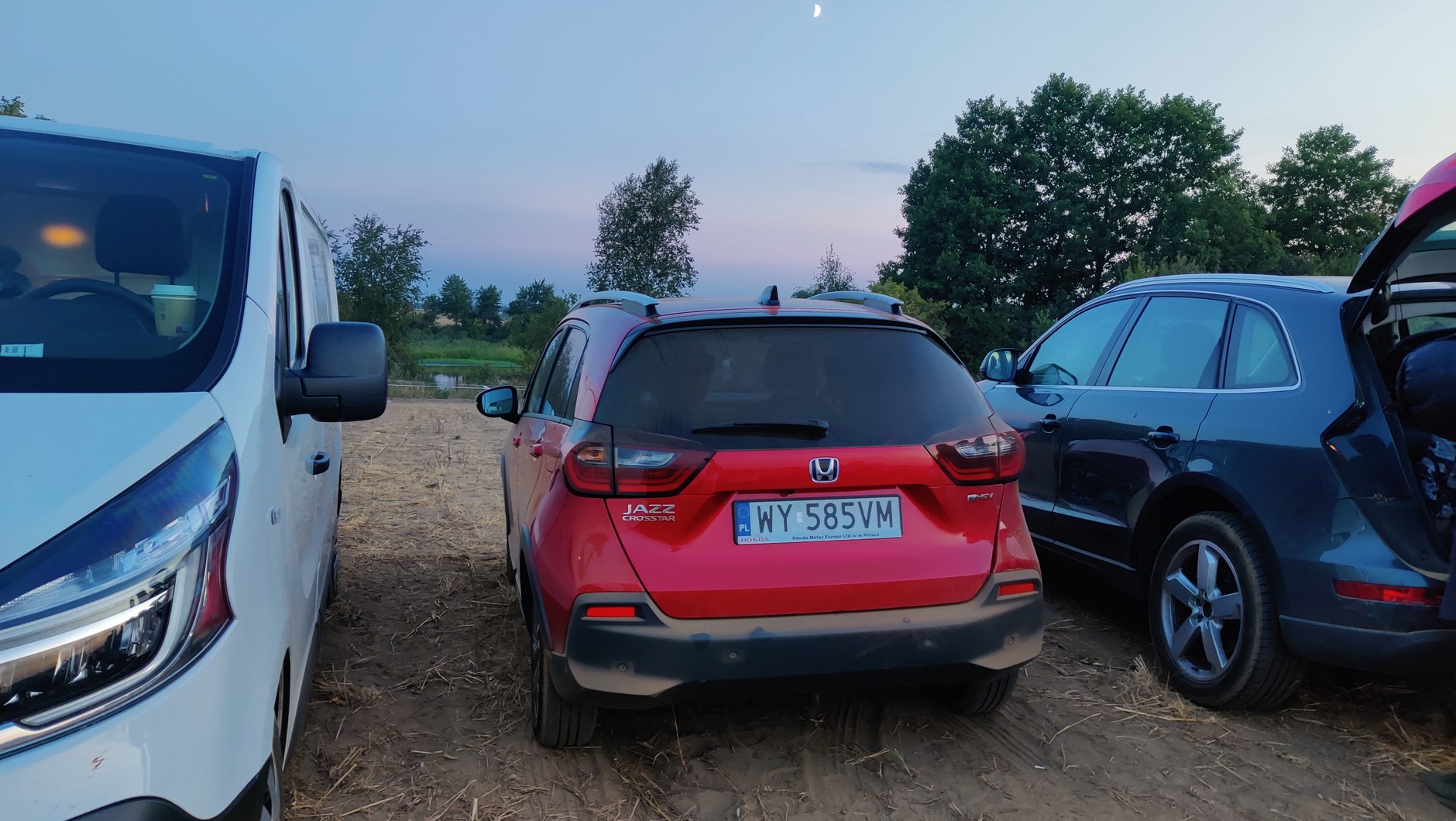 Idealny samochód na wyjazd na festiwal stoi po lewej, ale mała Honda okazała się bardzo dzielna