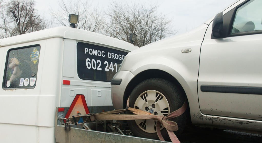 Pomoc drogowa, holowanie pojazdów, laweta, zepsuty samochód, auto na lawecie