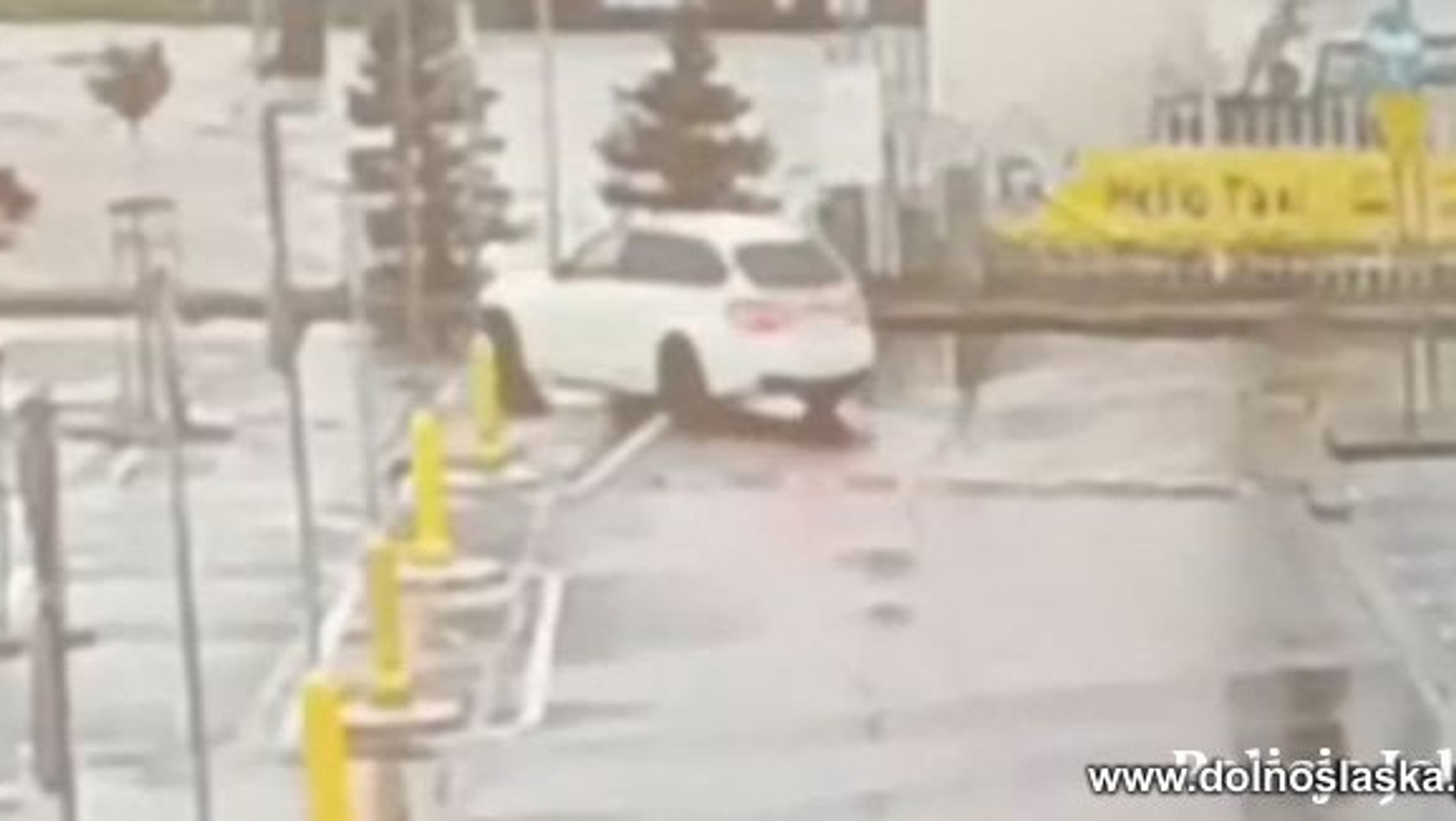 BMW driftujące po parkingu