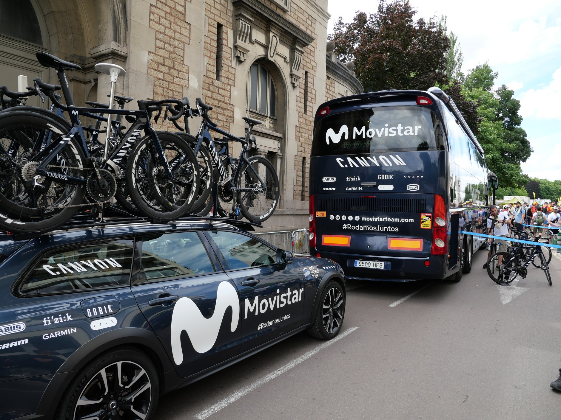 Autokar zespołu Movistar pełni rolę środka transportu, centrum konferencyjnego i... luksusowego kampera