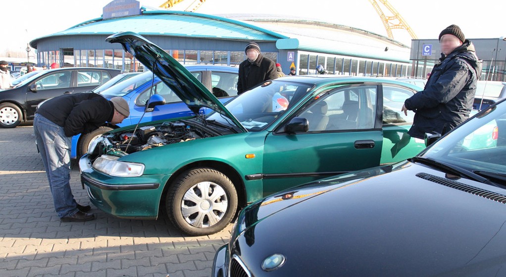 Jak kupić auto sprowadzone i... nie wpaść w kłopoty