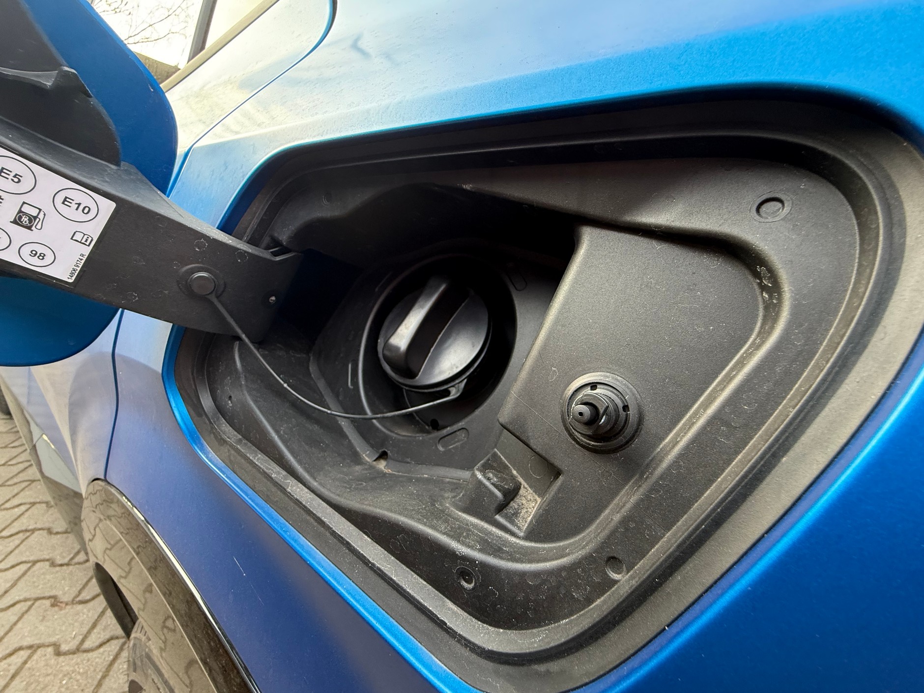 Napęd hybrydowy to w istocie napęd spalinowy – trzeba tankować benzynę, choć w przypadku hybrydy Plug-in część&nbsp;dystansu można pokonać na prądzie