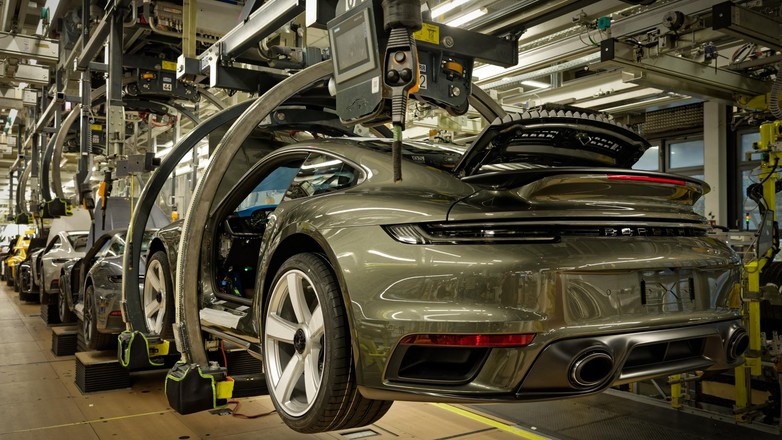Porsche 911 na linii produkcyjnej w fabryce