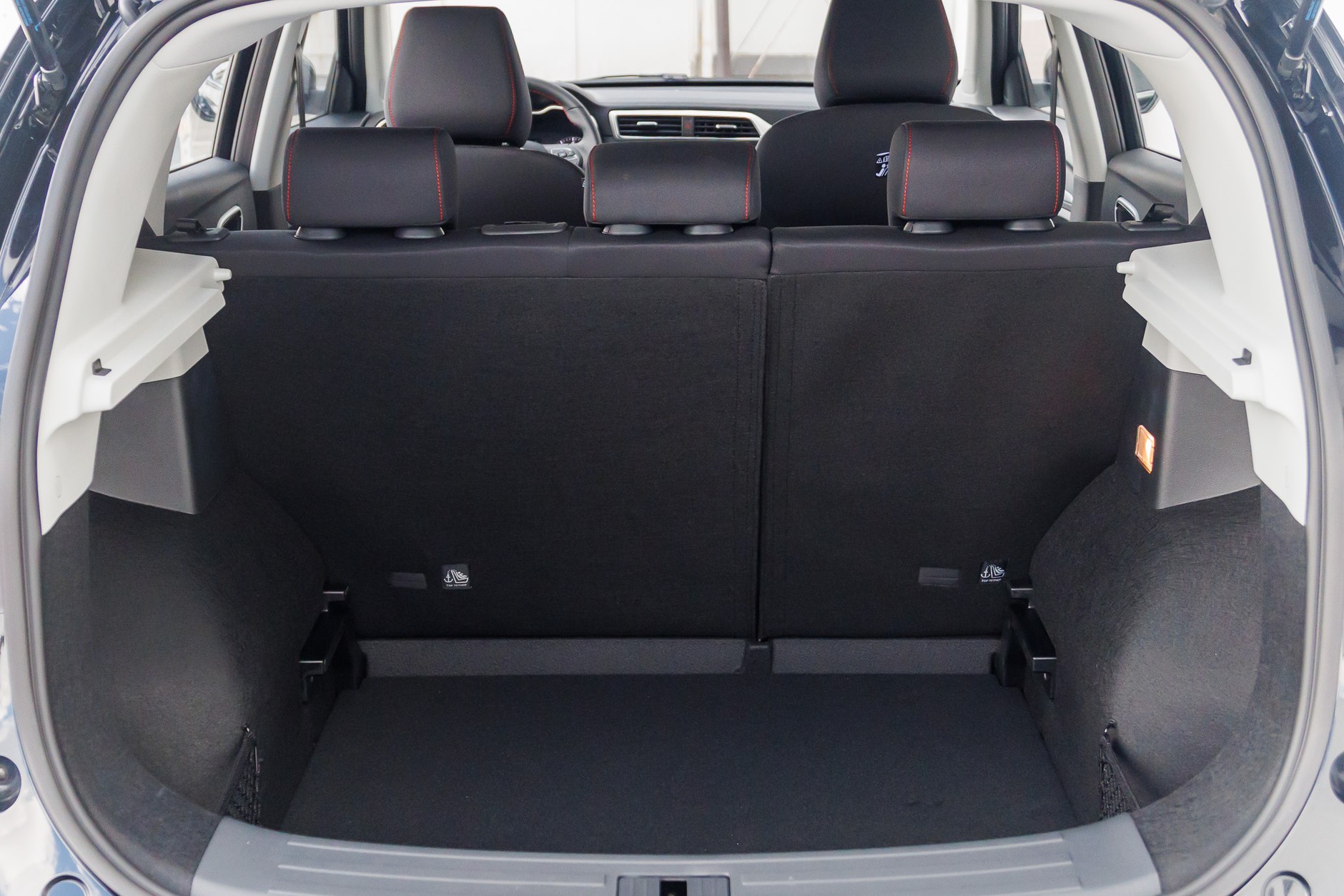 Dacia Duster kontra MG ZS. Porównanie dwóch budżetowych samochodów
