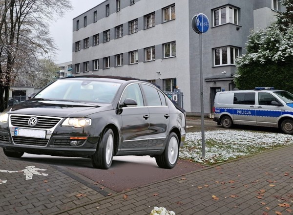 Kierowcę Passata poniosła wyobraźnia. I to centralnie przed komisariatem [WIDEO]