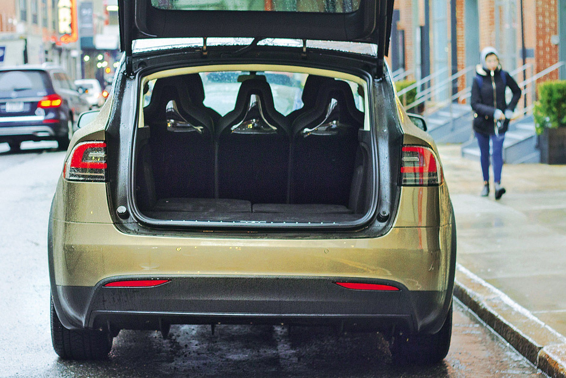 Tesla Model X - skrzydalty ekoanioł