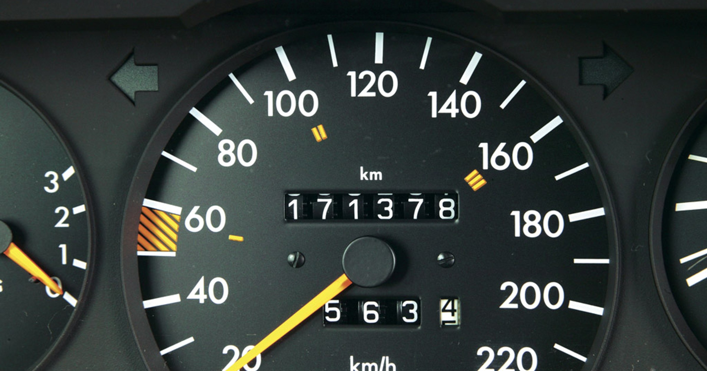 Kupiłeś auto z cofniętym licznikiem? Radzimy, jak wygrać z oszustem