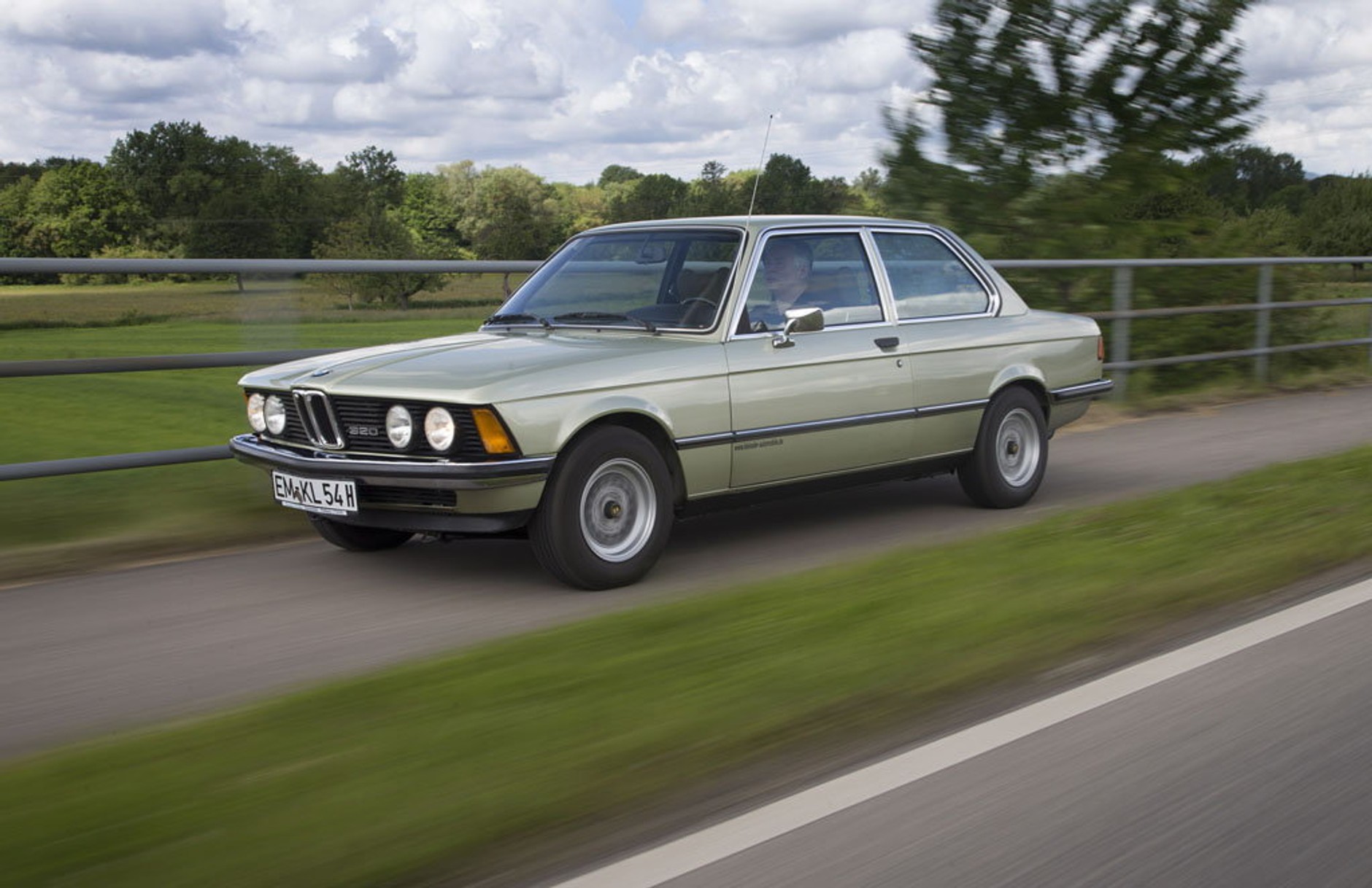 Klasyk, który cię nie zrujnuje - BMW 320/6