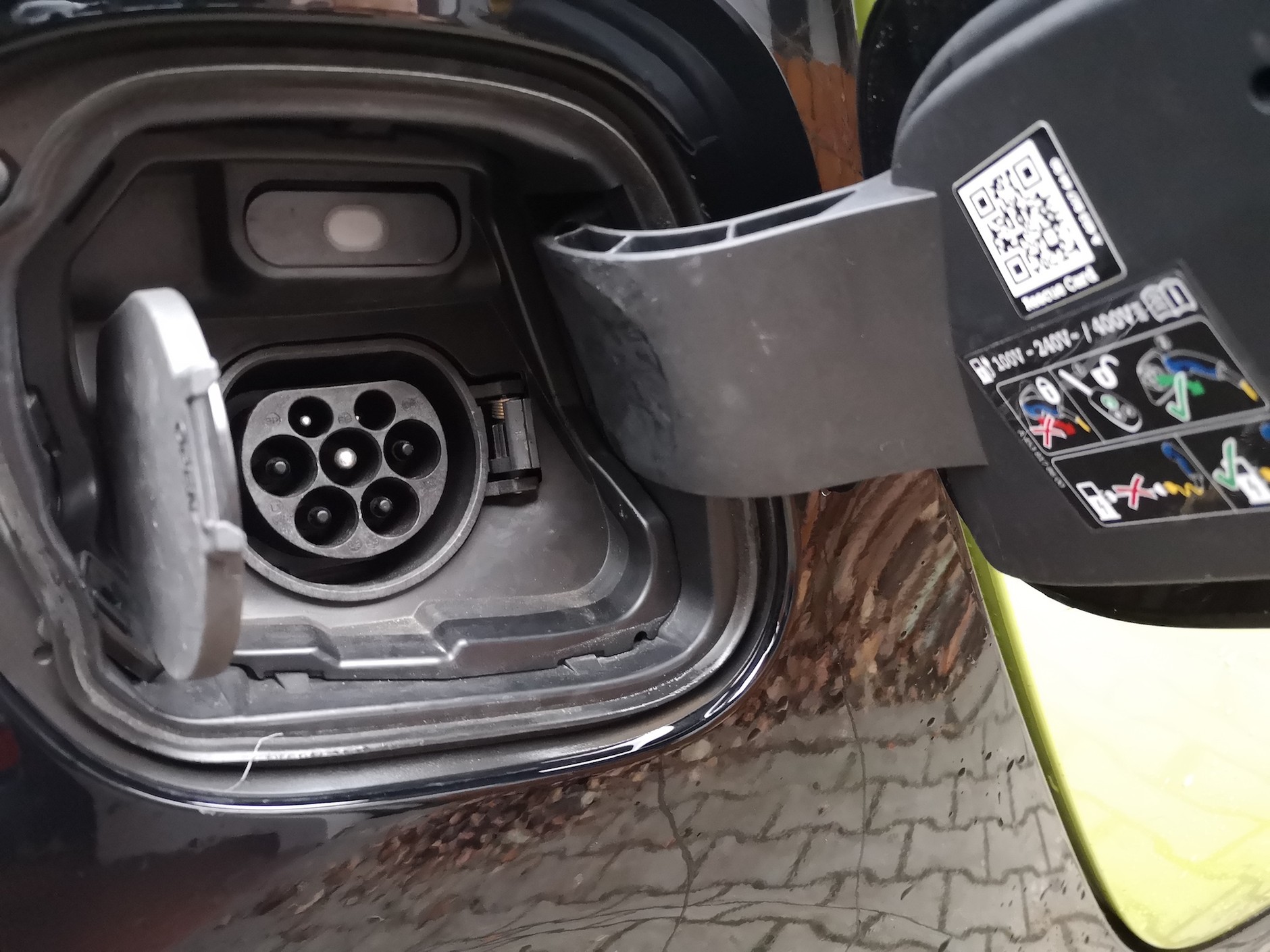 Smart Fortwo EQ: do tego gniazdka zaglądamy przy każdej okazji