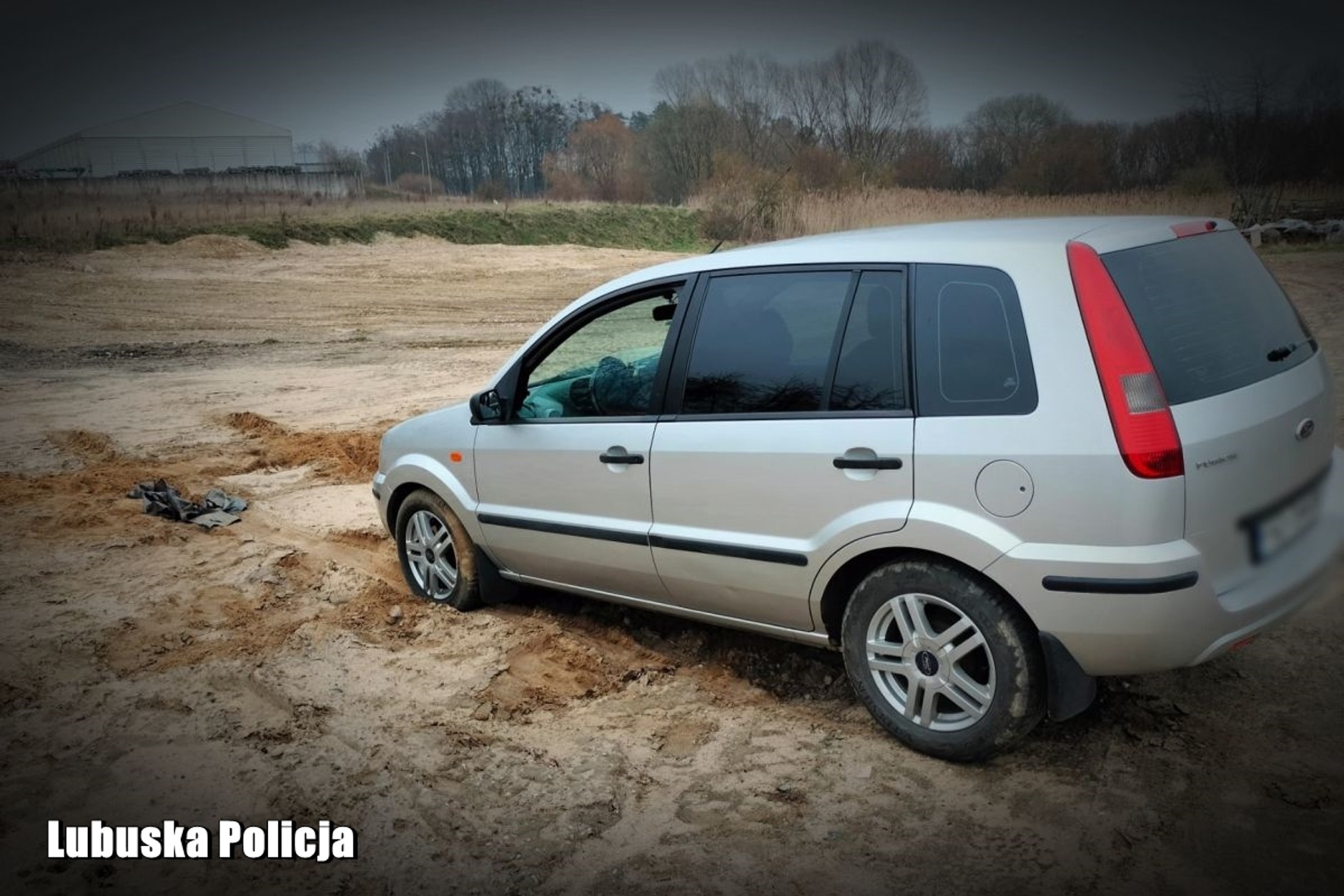 Ugrzązł autem. Policjanci ruszyli na ratunek