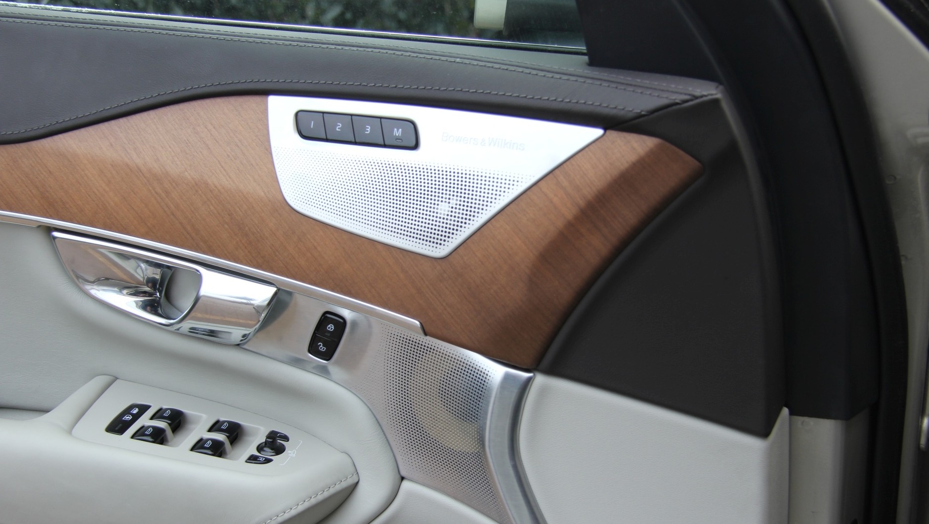 Volvo XC90 średniotonowy i wysokotonowy w drzwiach