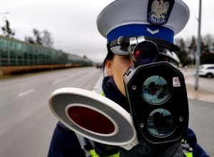 Policja ustawia się za znakiem D-42. Tysiące kierowców żegna się z prawem jazdy