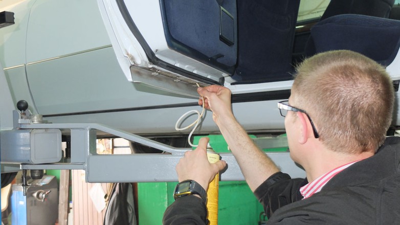 Jak i czym walczyć z rdzą? Pokazujemy jak samodzielnie zrobić zabezpieczenia antykorozyjne nadwozia