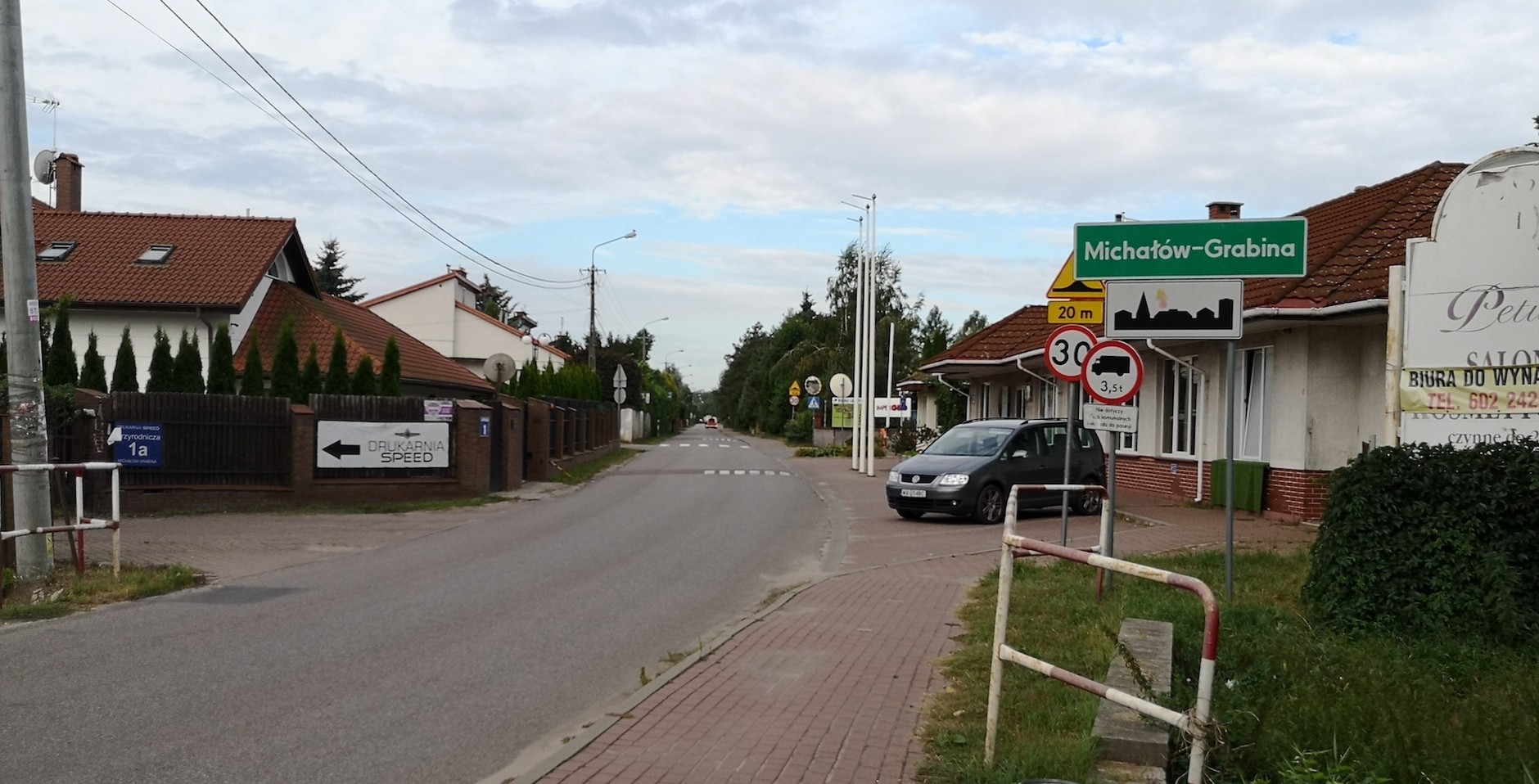 To przykład dość typowego oznakowania, zwłaszcza w aglomeracjach: jest znak D-42 (początek obszaru zabudowanego), a nie ma po przeciwnej stronie znaku D-43. Tak ma być!