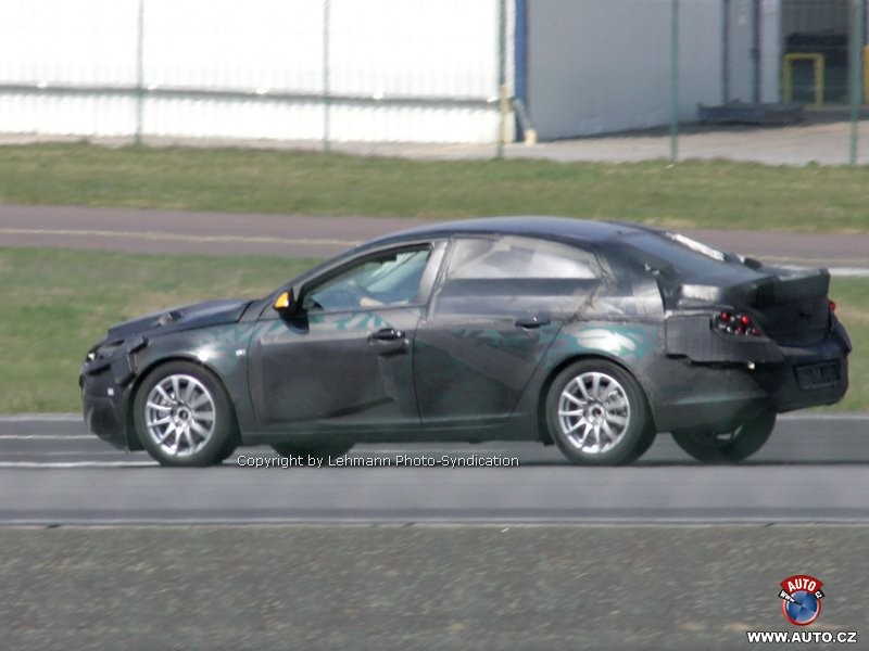 Zdjęcia szpiegowskie: nowy Opel Vectra już we Frankfurcie