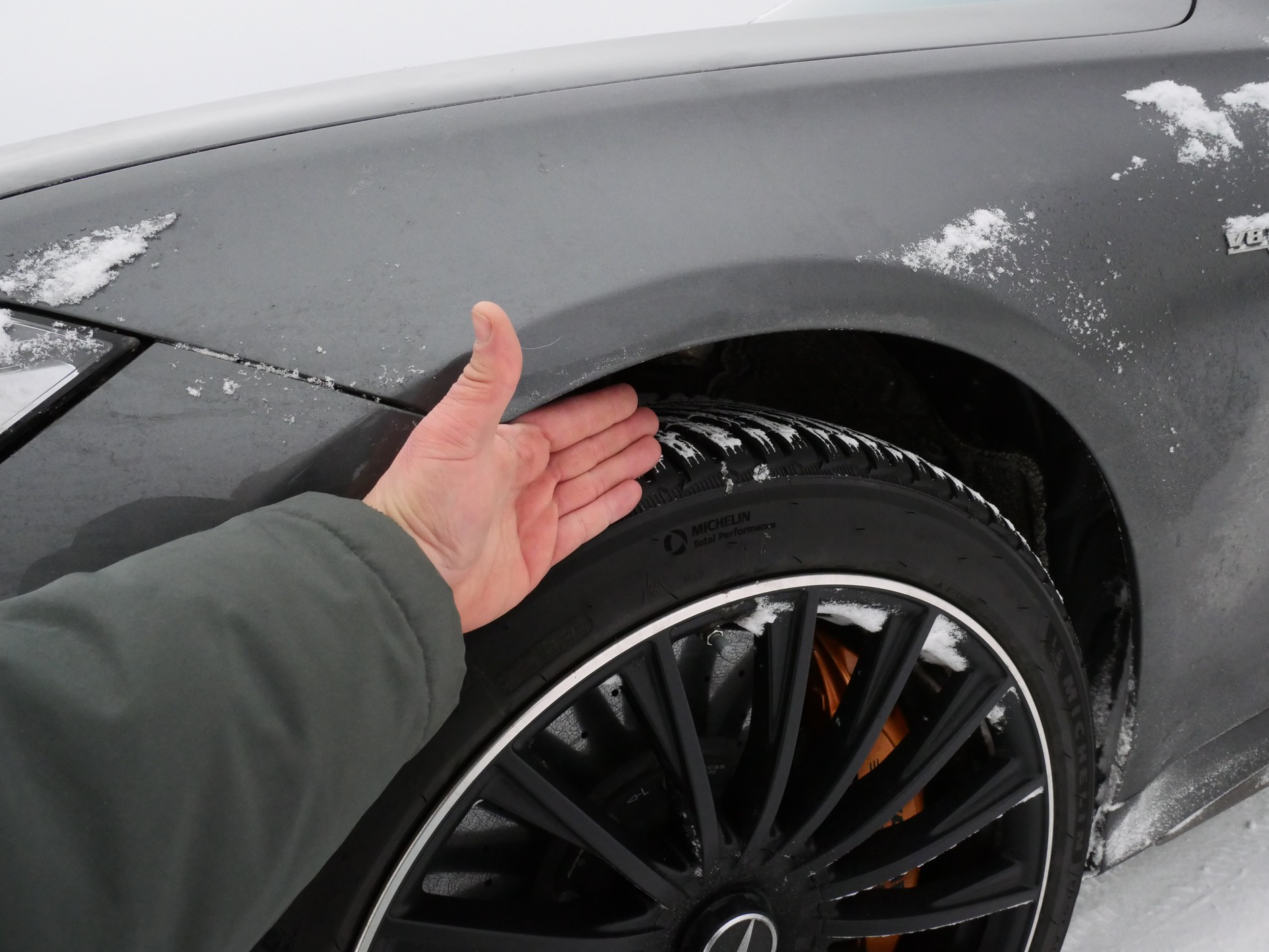 Mercedes S63 AMG E Performance: pneumatyczne zawieszenie można unieść, dzięki czemu śnieg przestaje być&nbsp;poważnym problemem.