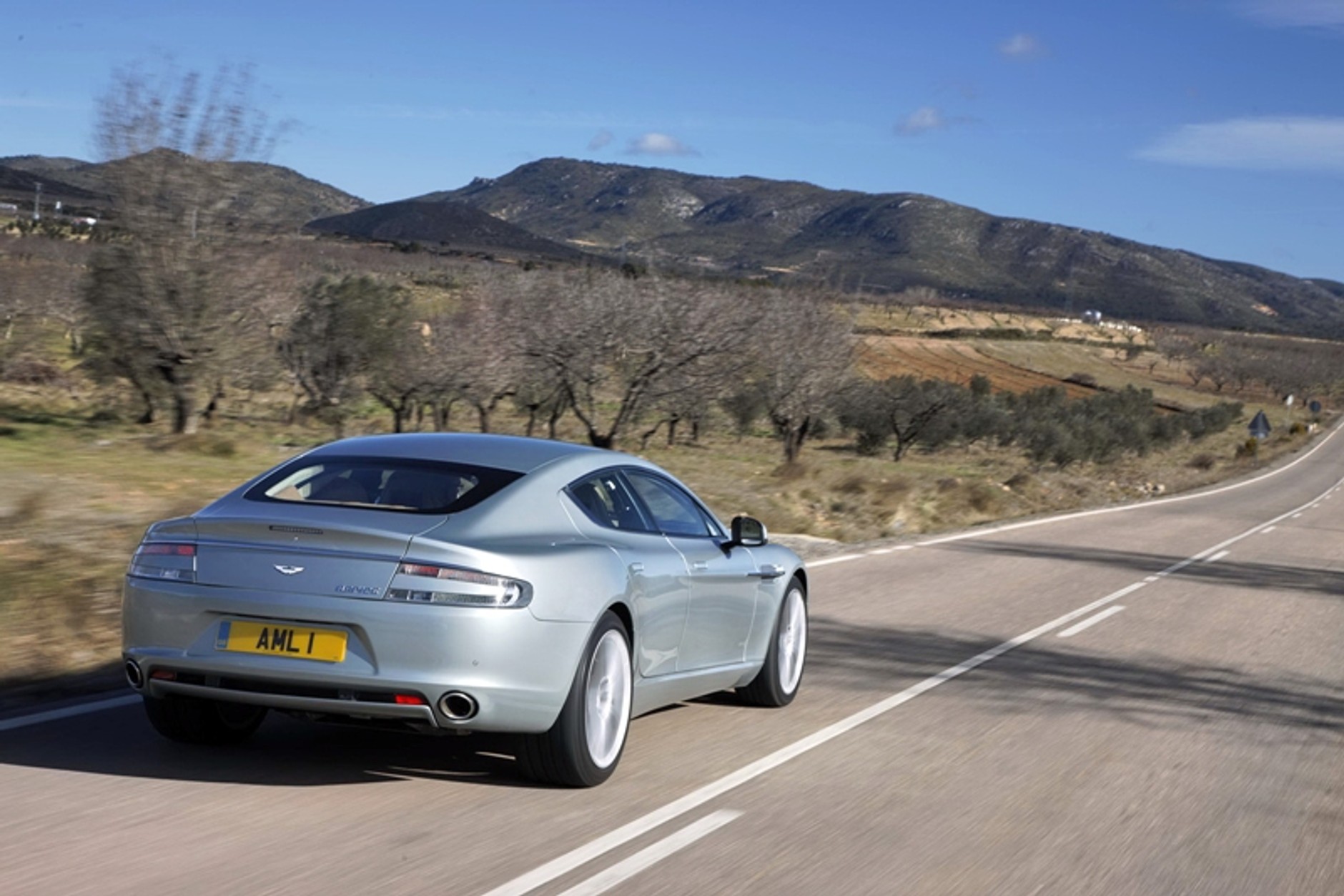 Aston Martin Rapide – z pięknem trzeba obcować