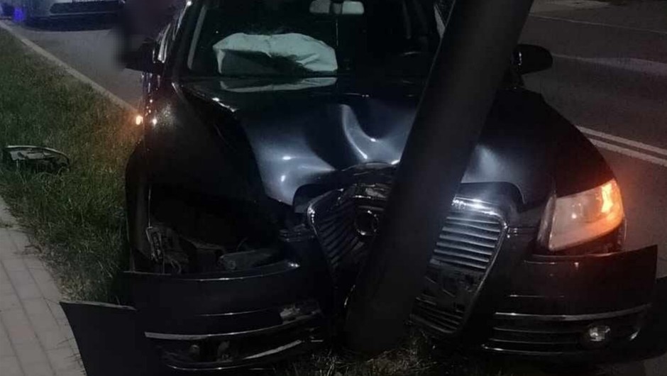 Kierowca Audi uderzył w latarnię. Policjanci szybko ustalili dlaczego