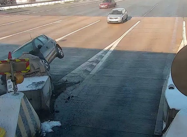 Wyprzedzał przed bramkami i wbił się w zapory na A1 [Nagranie]