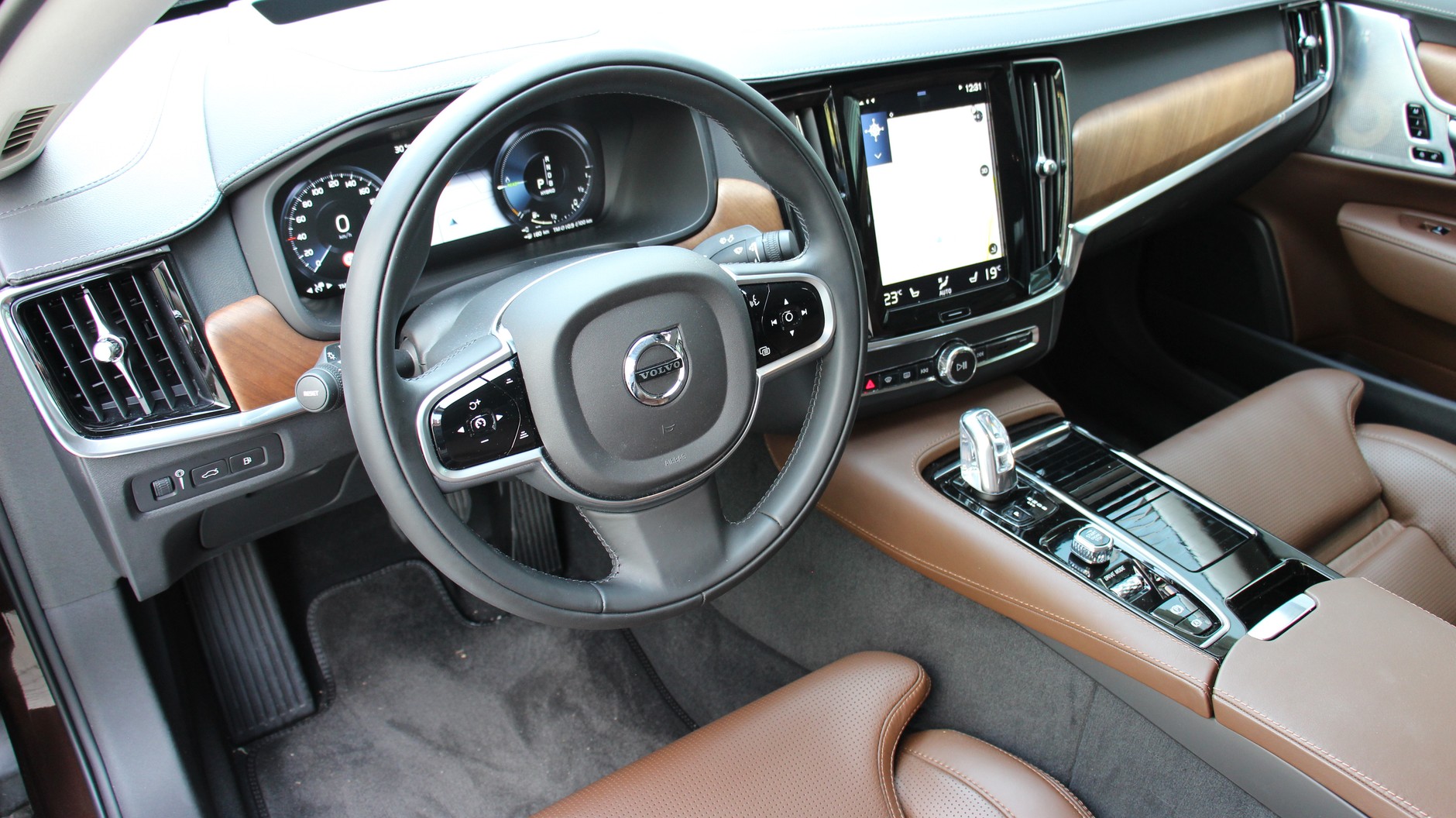 Volvo S90 T8 Inscription – Hybryda nie do oszczędzania