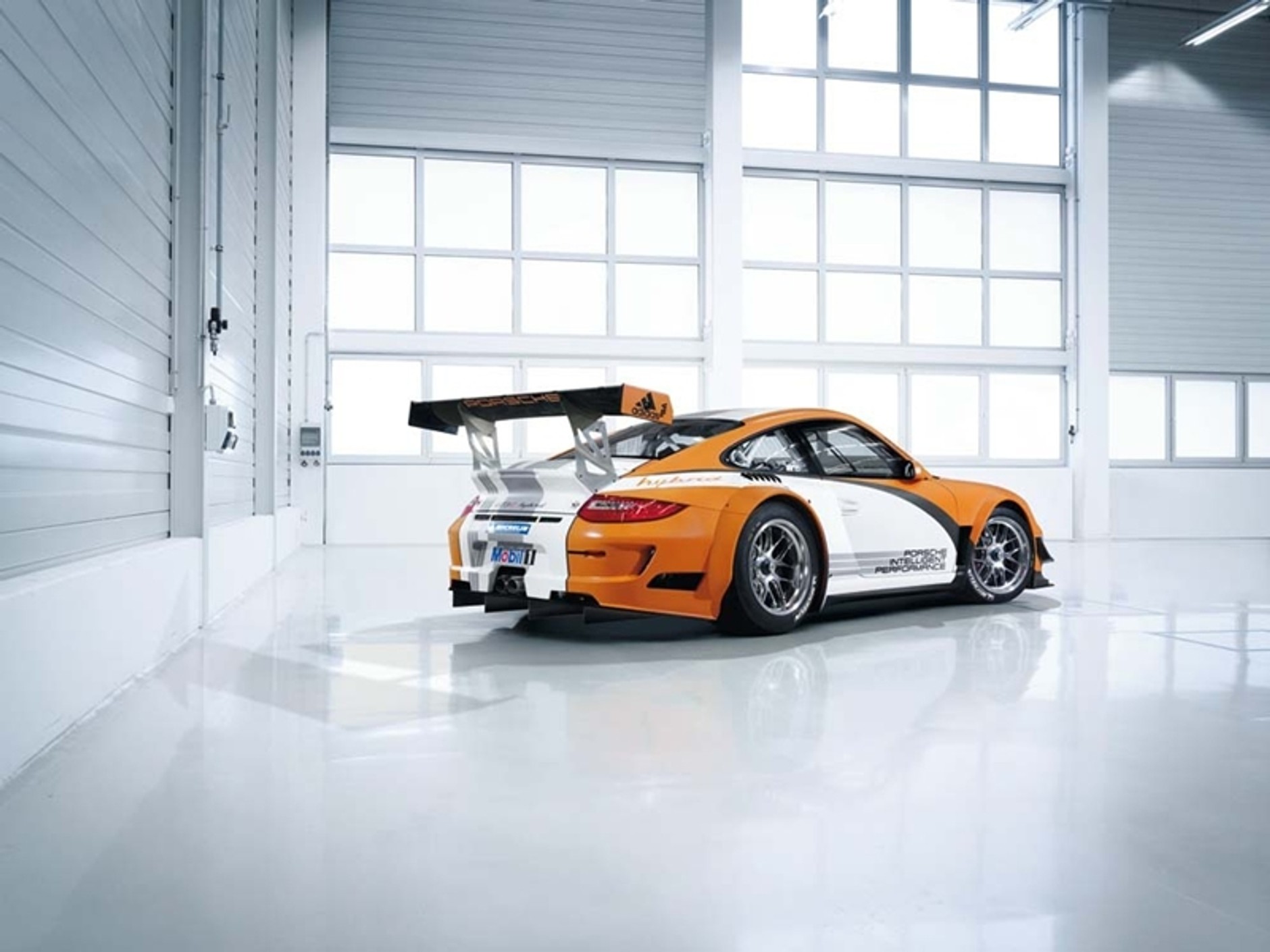 Porsche GT3 R Hybrid to konkurent Toyoty Prius