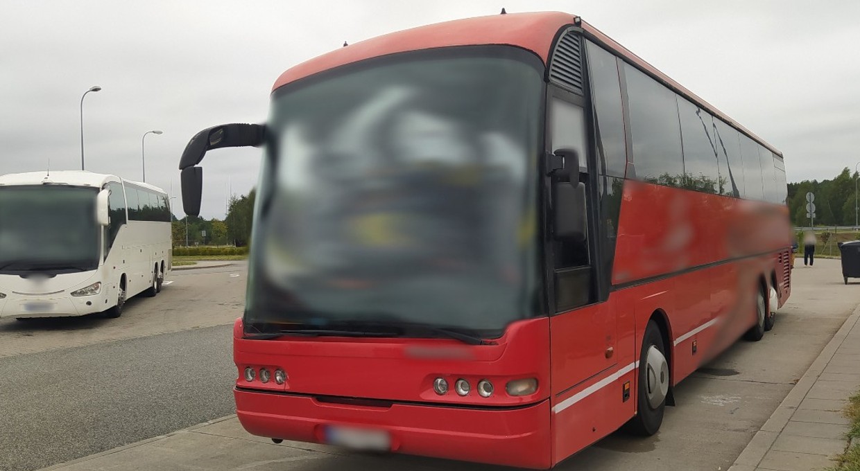 Ten złom na kołach dopiero co przeszedł badanie techniczne. Pytanie jak?