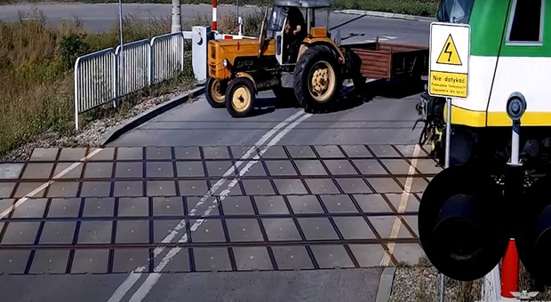 Traktorzysta na przejeździe kolejowym. Co on wyprawia! [Nagranie]