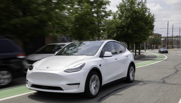 W Tesli Model Y mogą poluzować się śruby. Problem dotyczy kilku tysięcy aut