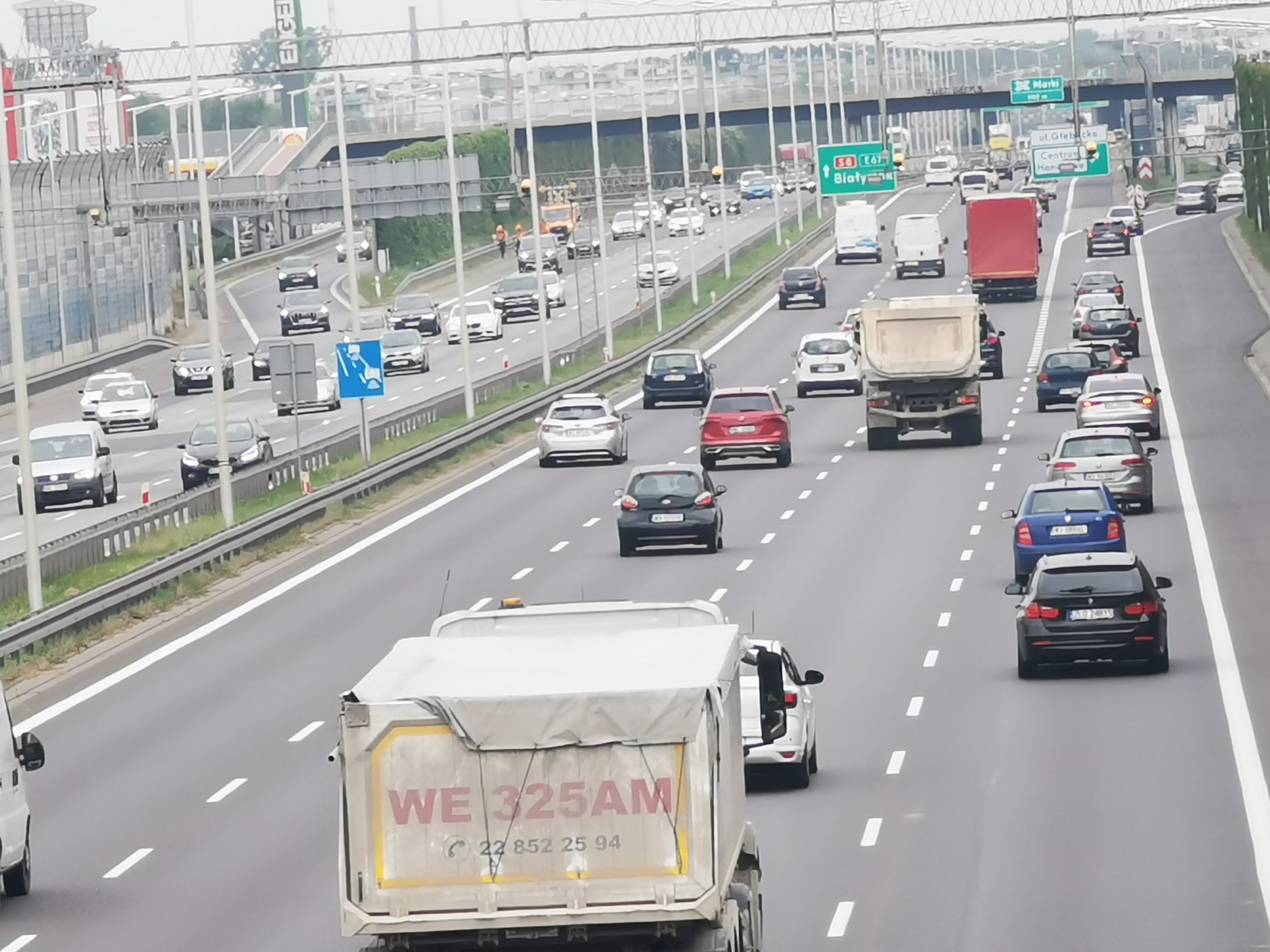 W takich warunkach łatwo przeoczyć niebieską tabliczkę.