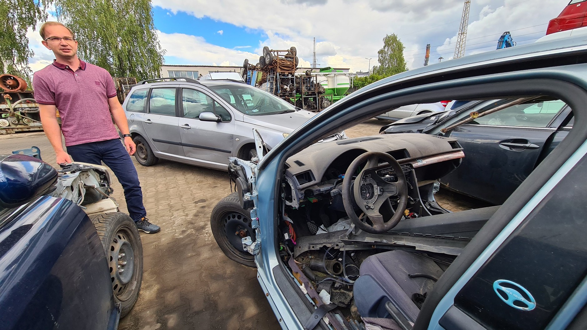 Auto złom w Siedlcach. Sprawdzamy jak samochody kończą swój motoryzacyjny żywot