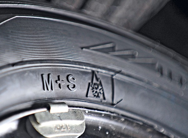 Test opon całorocznych w rozmiarze 185/60 R 15: czy są dobre na każdą pogodę?