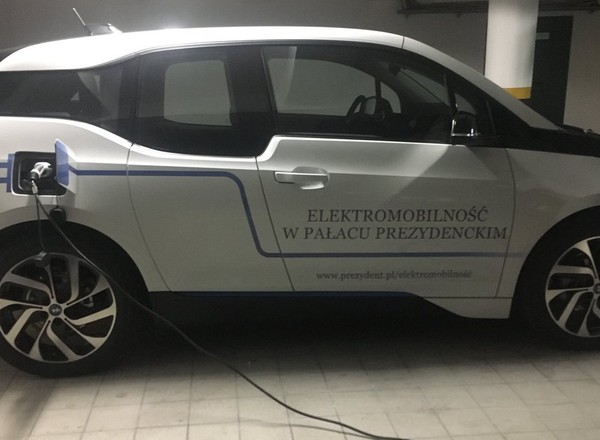 Prezydent daje przykład – w kancelarii pojawiło się elektryczne BMW