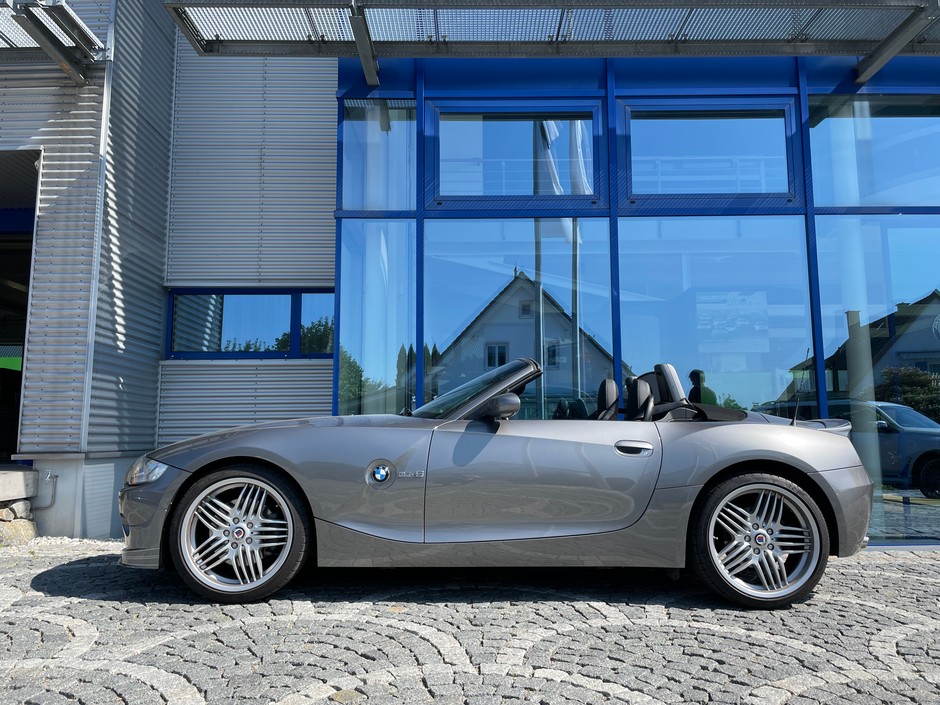Przed siedzibą pojawia się dużo ciekawych aut pracowników i klientów. Tu: BMW Alpina Roadster S...