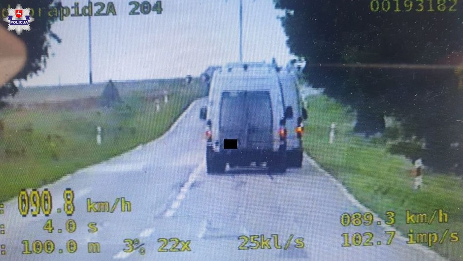 Holowanie busa przypłacił prawem jazdy. Policjanci musieli ich zatrzymać