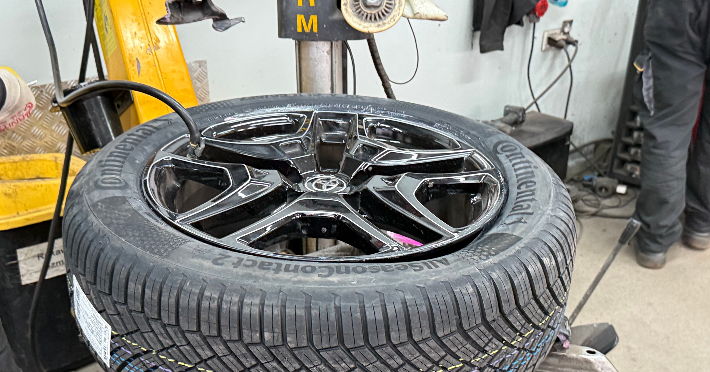 Wymiana opon to już nie jest tania usługa. Zwłaszcza w przypadku dużych opon