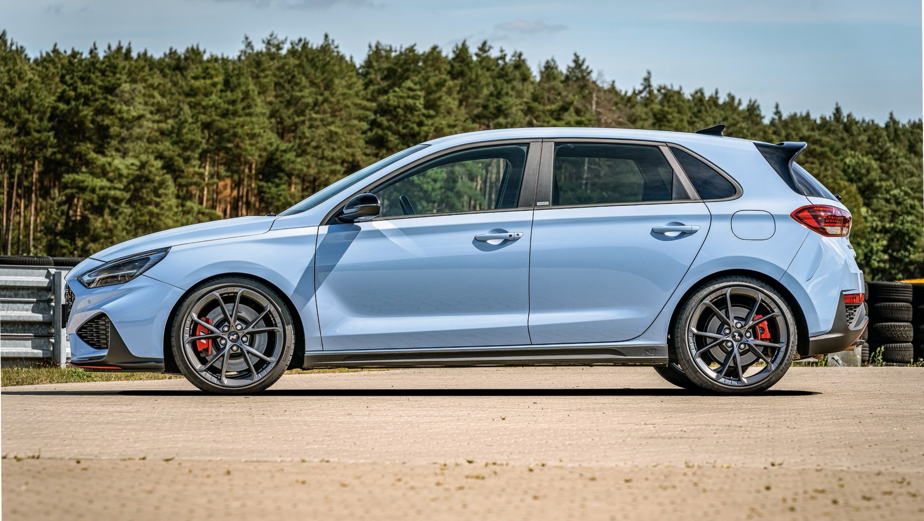 Hyundai i30 N: podobnie jak Ford, również Hyundai przyjechał na 19-calowych felgach. Opony: 235/35 R 19.