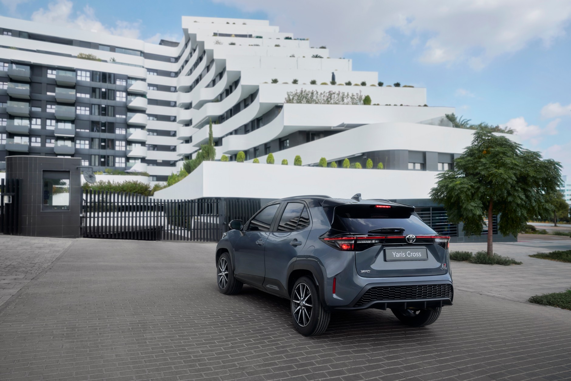 2025 YARIS CROSS GR SPORT