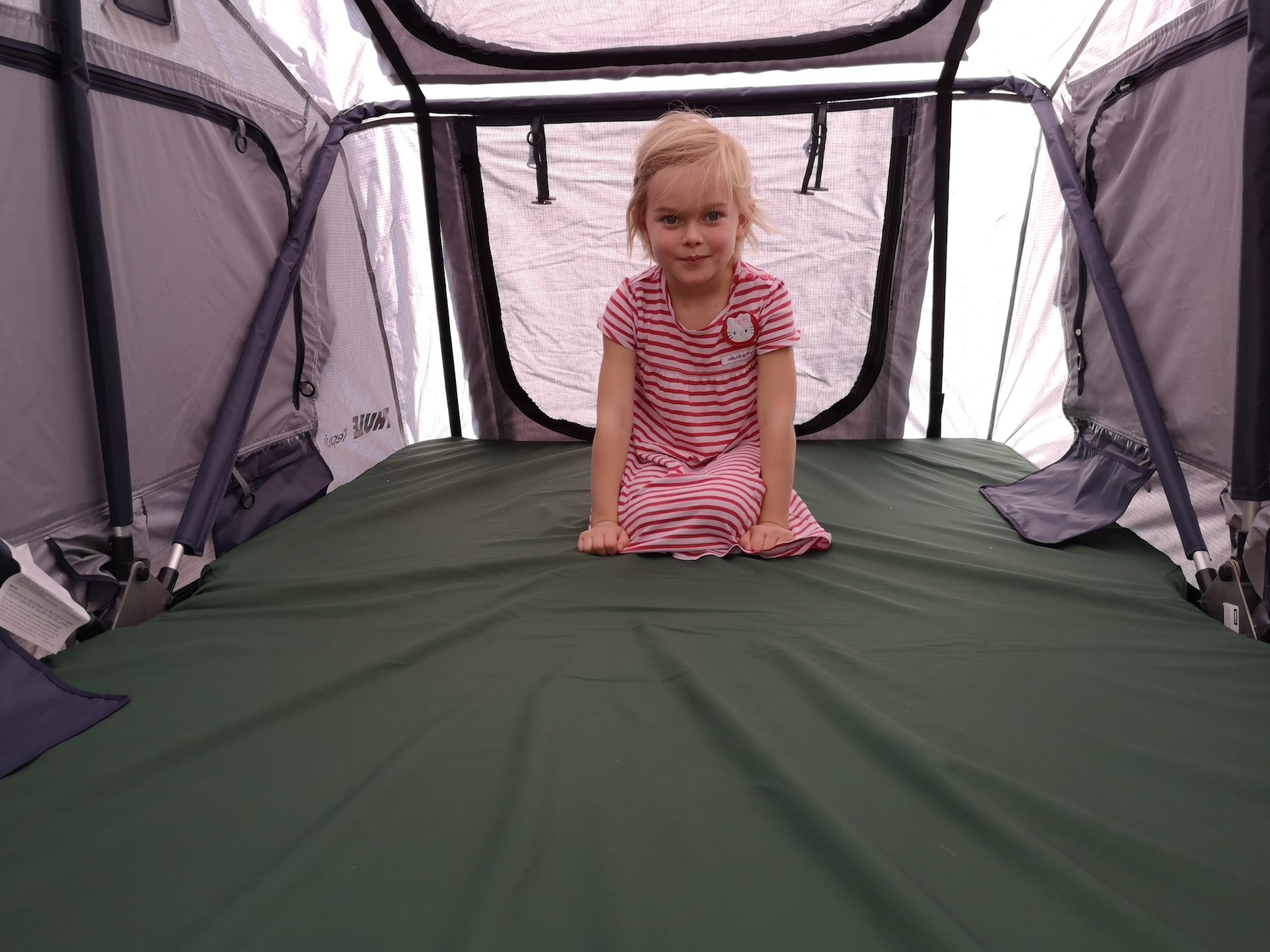 Thule Tepui – namiot dachowy, wersja 2-osobowa: we wnętrzu mogą spać wygodnie 2 osoby. Trzy – jeśli się lubią