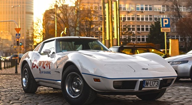 Corvette, Duży Fiat, Syrena czy chiński elektryk - najciekawsze auta do wypożyczenia na minuty