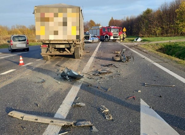 Wyprzedzał inne pojazdy, uderzył w naczepę ciężarówki. Tragiczny wypadek