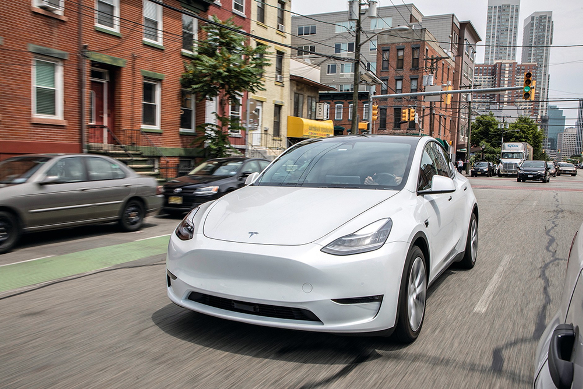Tesla Model Y (2021) – "bogata" wersja sprzed liftingu wygląda z zewnątrz gorzej od "biednej" ale poliftingowej.