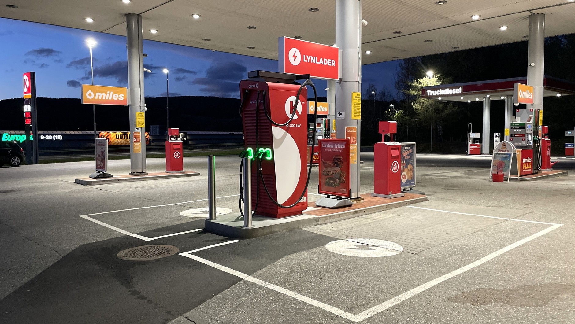 Stanowisko do ładowania aut elektrycznych na stacji paliw Circle K w Norwegii