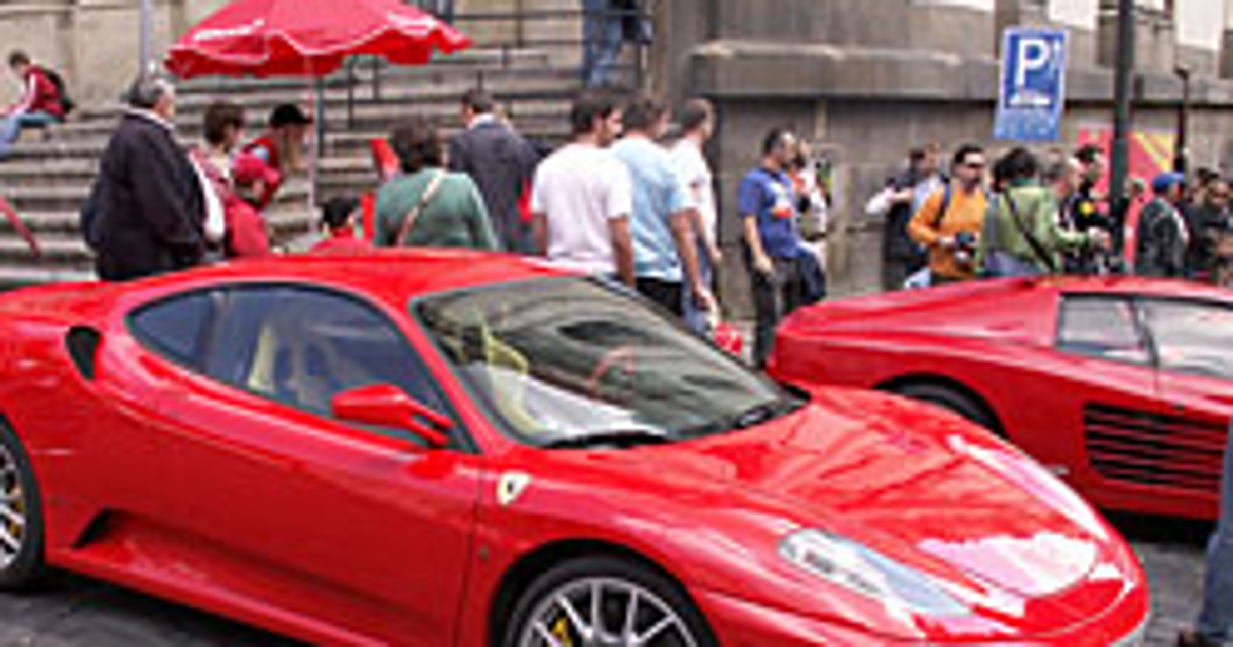 Pięćdziesiąt aut Ferrari: światowa sztafeta w Pradze!