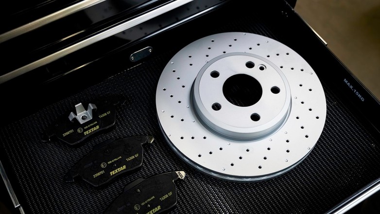 Dotarcie nowych tarcz i klocków hamulcowych ma kluczowe znaczenie dla prawidłowego działania układu hamulcowego.