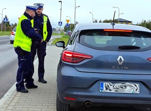 Policjanci sprawdzają bagażniki. Szukają przedmiotów wożonych na Wszystkich Świętych