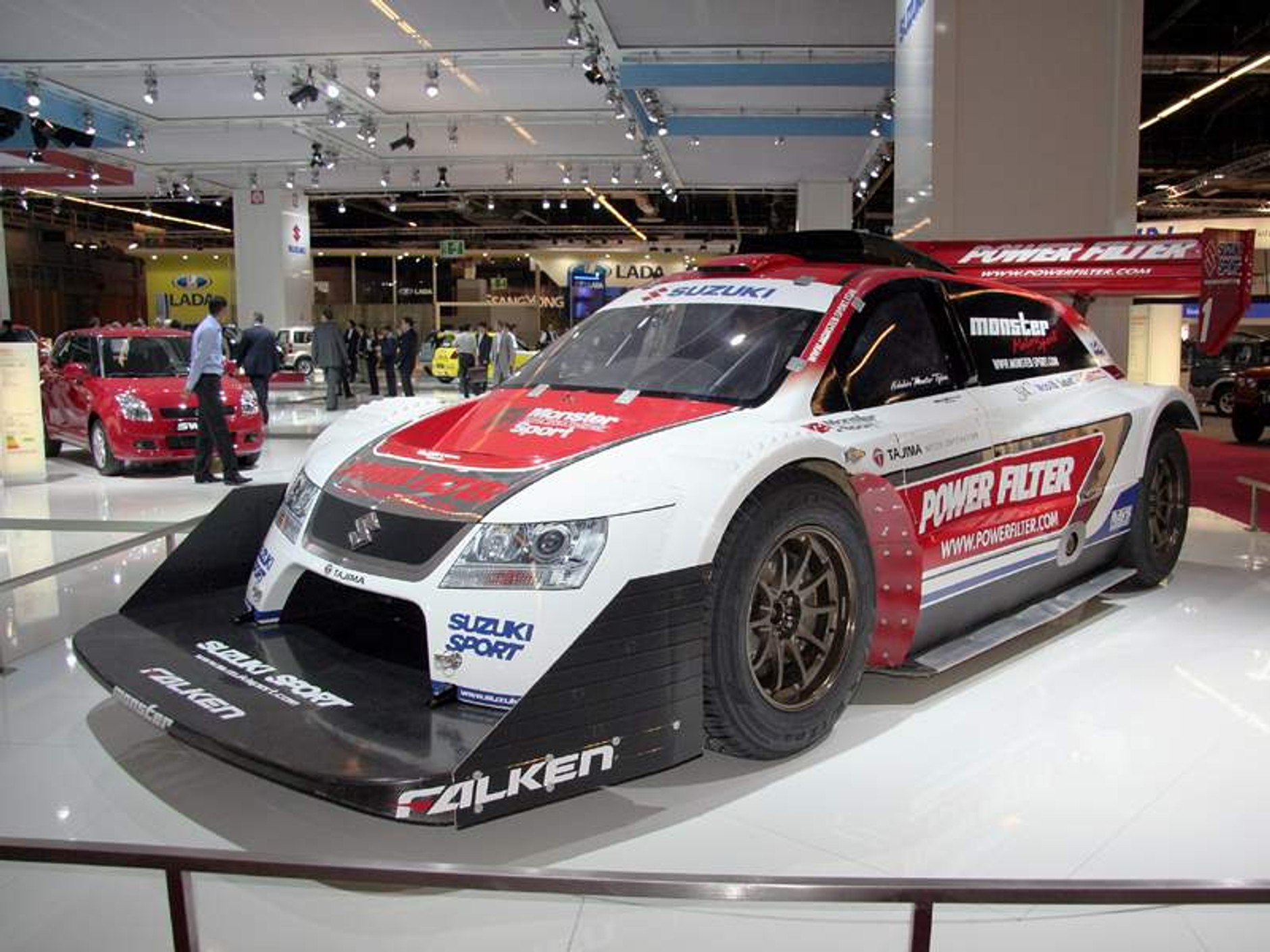 Paryż na żywo: dwa razy sportowe Suzuki