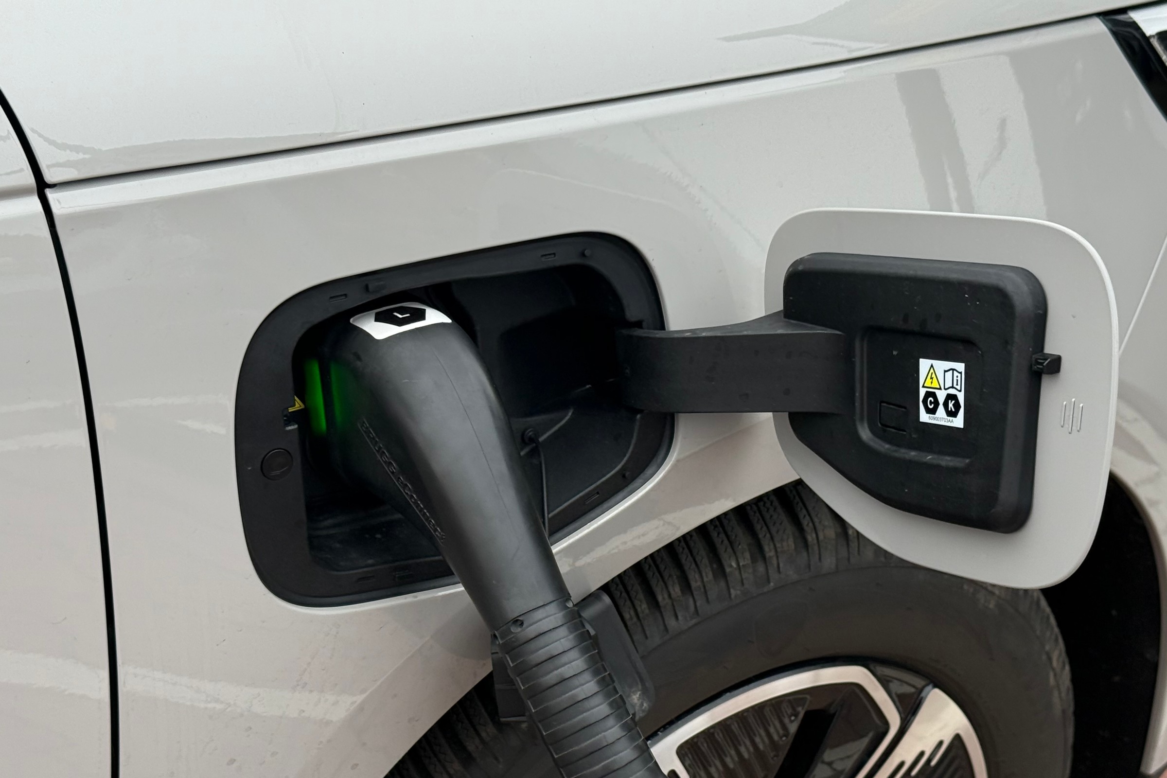 Hybryda plug-in albo elektryk – ale z jaką baterią? Są różne technologie, wybór ma znaczenie większe, niż myślisz