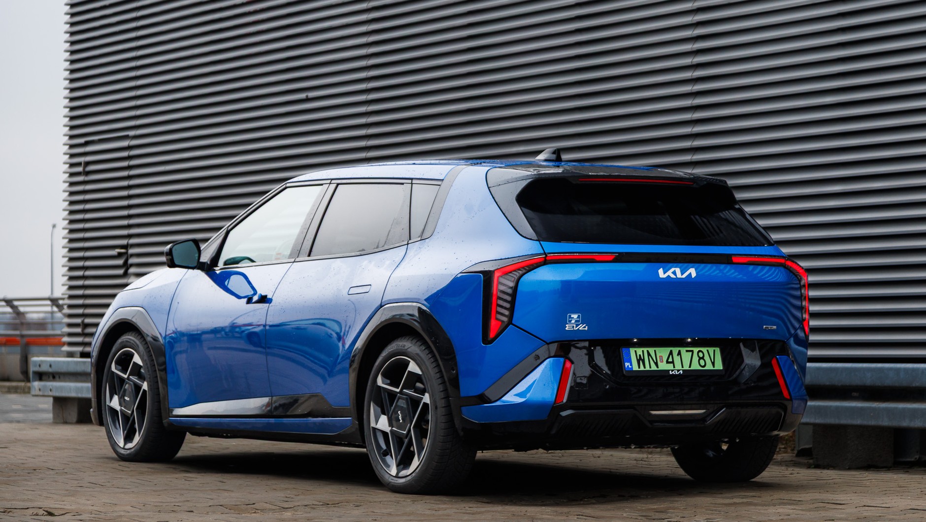 Kia EV4 występuje w wersji hatchback i fastback. Ten drugi jest jednak znacznie droższy