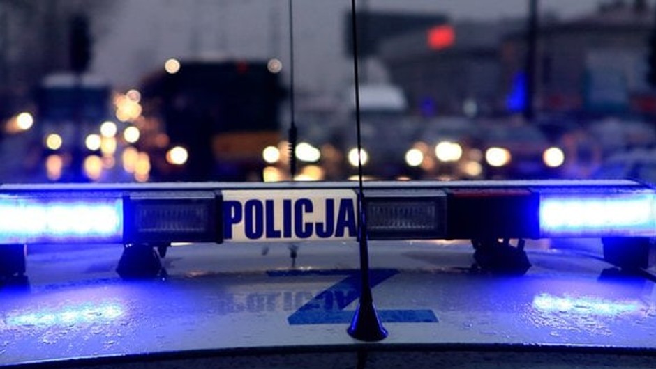 Wjechał do rowu i zaczął uciekać. Policjanci ruszyli z psem
