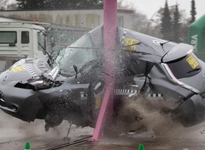 Samochody elektryczne są bezpieczne? Dekra rozbiła dwa popularne modele [Nagranie]